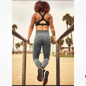 ATHLETA ULTIMATE STASH POCKET 7/8 CAPRI TIGHT - SIZE SMALL, GRAY HEATHER